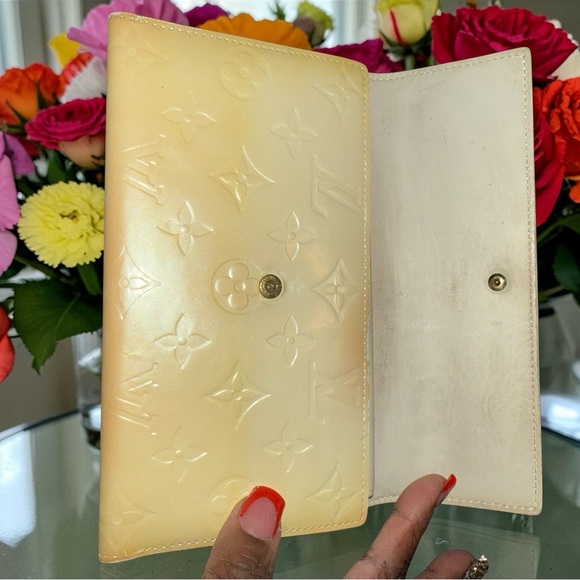 Louis Vuitton Cream Patent Monogram Snap Wallet - Picture 3 of 8
